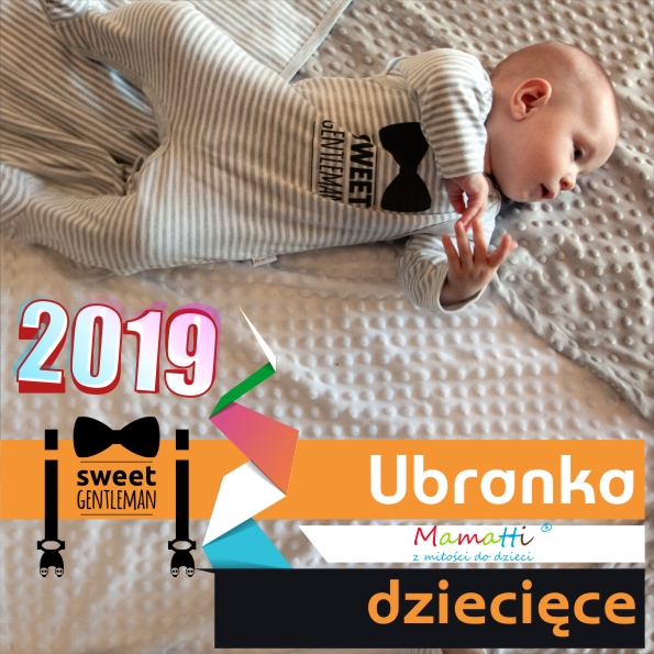 Modne słodkie śpiochy dla niemowlaka, szare z muchą i napisem. Polskie ubranka dziecięce i niemowlęce. Śpioszki dla noworodka.
